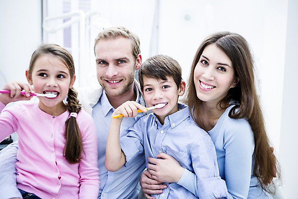 포토 JPG 백인 여자 남자 딸 아들 초등학생 가족 엄마 치과 미소 들기 소녀 소년 여러명 상반신 20대 성인 앞모습 10대 깨끗함 화목 유치원생 양치 아빠 칫솔 국내포토 서양인 학생 어린이 뷰포인트 다수 컨셉 관계 모션 청소년 표정 병원 사람 청년 위생용품 청결 파일형식