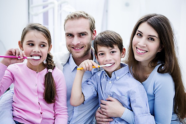 포토 JPG 백인 여자 남자 딸 아들 초등학생 가족 엄마 치과 미소 들기 소녀 소년 여러명 상반신 20대 성인 앞모습 10대 깨끗함 화목 유치원생 양치 아빠 칫솔 국내포토 서양인 학생 어린이 뷰포인트 다수 컨셉 관계 모션 청소년 표정 병원 사람 청년 위생용품 청결 파일형식