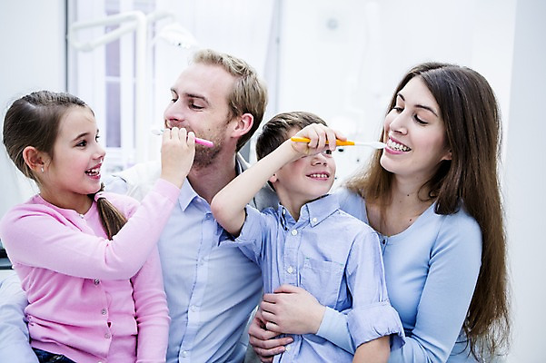 포토 JPG 백인 여자 남자 딸 아들 초등학생 가족 엄마 치과 미소 들기 소녀 소년 여러명 상반신 20대 성인 앞모습 10대 깨끗함 화목 유치원생 양치 아빠 칫솔 국내포토 서양인 학생 어린이 뷰포인트 다수 컨셉 관계 모션 청소년 표정 병원 사람 청년 위생용품 청결 파일형식