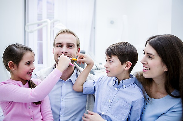 포토 JPG 백인 여자 남자 딸 아들 초등학생 가족 엄마 치과 미소 들기 소녀 소년 여러명 상반신 20대 성인 앞모습 10대 깨끗함 화목 유치원생 양치 아빠 칫솔 국내포토 서양인 학생 어린이 뷰포인트 다수 컨셉 관계 모션 청소년 표정 병원 사람 청년 위생용품 청결 파일형식
