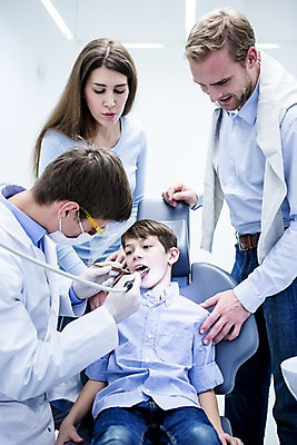 포토 JPG 백인 여자 남자 아들 초등학생 가족 엄마 고글 치과 마스크 서기 앉기 소년 여러명 상반신 20대 성인 앞모습 옆모습 치료 10대 눕기 환자 아빠 치과의사 치과진료 안경낌 국내포토 서양인 학생 안경 어린이 뷰포인트 다수 의학 관계 모션 청소년 병원 사람 청년 진료 의사 파일형식