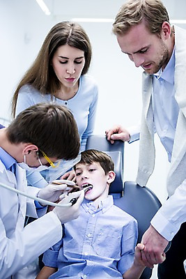 포토 JPG 백인 여자 남자 아들 초등학생 가족 엄마 고글 치과 마스크 서기 앉기 소년 여러명 상반신 20대 성인 앞모습 옆모습 치료 10대 눕기 환자 아빠 치과의사 치과진료 안경낌 국내포토 서양인 학생 안경 어린이 뷰포인트 다수 의학 관계 모션 청소년 병원 사람 청년 진료 의사 파일형식