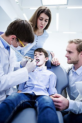 포토 JPG 백인 여자 남자 아들 초등학생 가족 엄마 고글 치과 마스크 서기 앉기 소년 여러명 상반신 20대 성인 앞모습 옆모습 치료 10대 눕기 환자 아빠 치과의사 치과진료 안경낌 국내포토 서양인 학생 안경 어린이 뷰포인트 다수 의학 관계 모션 청소년 병원 사람 청년 진료 의사 파일형식