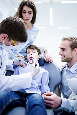 포토 JPG 백인 여자 남자 아들 초등학생 가족 엄마 고글 치과 마스크 서기 앉기 소년 여러명 상반신 20대 성인 앞모습 옆모습 치료 10대 눕기 환자 아빠 치과의사 치과진료 안경낌 국내포토 서양인 학생 안경 어린이 뷰포인트 다수 의학 관계 모션 청소년 병원 사람 청년 진료 의사 파일형식