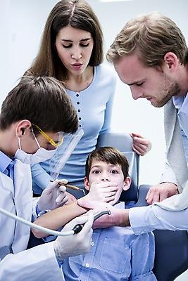 포토 JPG 백인 여자 남자 아들 초등학생 가족 엄마 고글 치과 마스크 서기 앉기 소년 여러명 상반신 20대 성인 앞모습 옆모습 치료 10대 눕기 놀람 환자 아빠 치과의사 입가림 치과진료 입막음 안경낌 국내포토 서양인 학생 감정 안경 어린이 뷰포인트 다수 의학 관계 모션 청소년 표정 병원 사람 청년 진료 의사 가림 파일형식