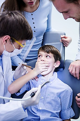 포토 JPG 백인 여자 남자 아들 초등학생 가족 엄마 고글 치과 마스크 서기 앉기 소년 여러명 상반신 20대 성인 앞모습 옆모습 치료 10대 눕기 놀람 환자 아빠 치과의사 입가림 치과진료 입막음 안경낌 국내포토 서양인 학생 감정 안경 어린이 뷰포인트 다수 의학 관계 모션 청소년 표정 병원 사람 청년 진료 의사 가림 파일형식