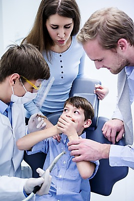 포토 JPG 백인 여자 남자 아들 초등학생 가족 엄마 고글 치과 마스크 서기 앉기 소년 여러명 상반신 20대 성인 앞모습 옆모습 치료 10대 눕기 놀람 환자 아빠 치과의사 입가림 치과진료 입막음 안경낌 국내포토 서양인 학생 감정 안경 어린이 뷰포인트 다수 의학 관계 모션 청소년 표정 병원 사람 청년 진료 의사 가림 파일형식