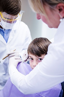 포토 JPG 백인 여자 남자 초등학생 고글 치과 마스크 소년 상반신 20대 성인 앞모습 옆모습 10대 세명 진료 환자 치과의사 안경낌 국내포토 서양인 학생 안경 어린이 뷰포인트 의학 청소년 병원 사람 청년 의사 파일형식