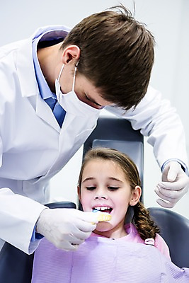 포토 JPG 백인 여자 남자 치과 마스크 들기 소녀 상반신 20대 성인 두명 앞모습 유치원생 환자 치과의사 치과진료 본뜨기 국내포토 서양인 어린이 뷰포인트 의학 모션 병원 사람 청년 진료 의사 치아 파일형식