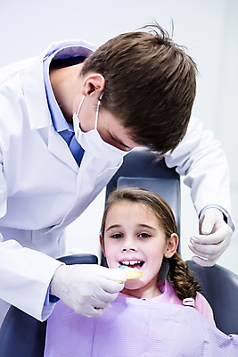 포토 JPG 백인 여자 남자 치과 마스크 들기 소녀 상반신 20대 성인 두명 앞모습 유치원생 환자 치과의사 치과진료 본뜨기 국내포토 서양인 어린이 뷰포인트 의학 모션 병원 사람 청년 진료 의사 치아 파일형식