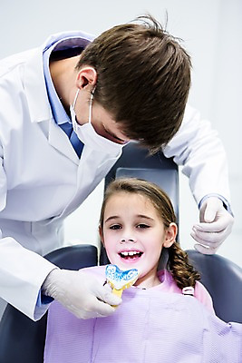 포토 JPG 백인 여자 남자 치과 마스크 들기 소녀 상반신 20대 성인 두명 앞모습 유치원생 환자 치과의사 치과진료 본뜨기 국내포토 서양인 어린이 뷰포인트 의학 모션 병원 사람 청년 진료 의사 치아 파일형식