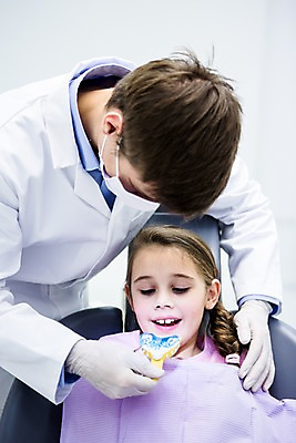 포토 JPG 백인 여자 남자 치과 마스크 들기 소녀 상반신 20대 성인 두명 앞모습 유치원생 환자 치과의사 치과진료 본뜨기 국내포토 서양인 어린이 뷰포인트 의학 모션 병원 사람 청년 진료 의사 치아 파일형식