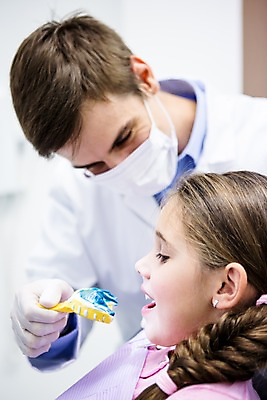 포토 JPG 백인 여자 남자 치과 마스크 들기 소녀 상반신 20대 성인 두명 앞모습 옆모습 유치원생 환자 치과의사 치과진료 본뜨기 국내포토 서양인 어린이 뷰포인트 의학 모션 병원 사람 청년 진료 의사 치아 파일형식