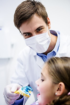 포토 JPG 백인 여자 남자 치과 마스크 들기 소녀 상반신 20대 성인 두명 앞모습 옆모습 유치원생 환자 치과의사 치과진료 본뜨기 국내포토 서양인 어린이 뷰포인트 의학 모션 병원 사람 청년 진료 의사 치아 파일형식