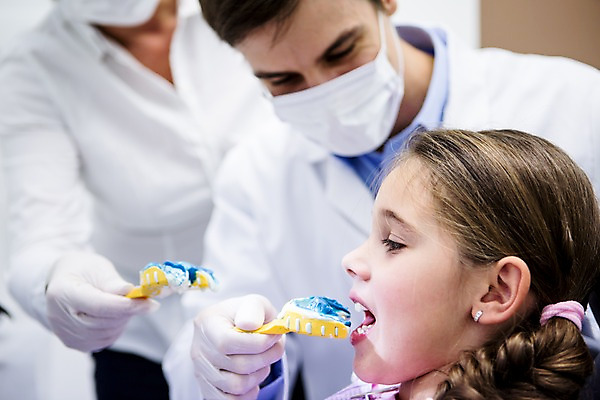 포토 JPG 백인 여자 남자 치과 마스크 들기 소녀 상반신 20대 성인 앞모습 옆모습 세명 유치원생 환자 치과의사 치과진료 본뜨기 국내포토 서양인 어린이 뷰포인트 의학 모션 병원 사람 청년 진료 의사 치아 파일형식