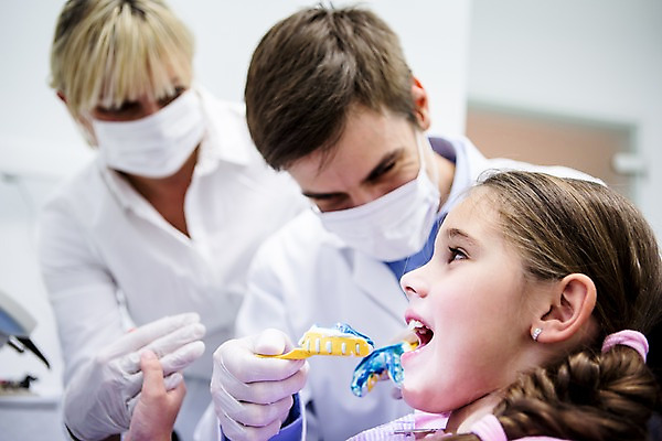 포토 JPG 백인 여자 남자 치과 마스크 들기 소녀 상반신 20대 성인 앞모습 옆모습 세명 손잡기 유치원생 환자 치과의사 치과진료 본뜨기 국내포토 서양인 어린이 뷰포인트 의학 모션 병원 사람 청년 진료 의사 치아 파일형식