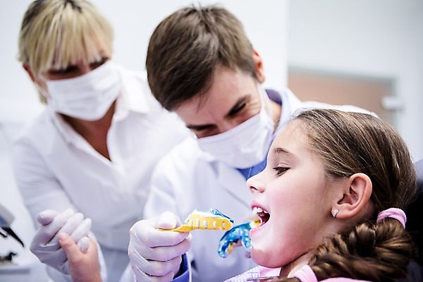 포토 JPG 백인 여자 남자 치과 마스크 들기 소녀 상반신 20대 성인 앞모습 옆모습 세명 손잡기 유치원생 환자 치과의사 치과진료 본뜨기 국내포토 서양인 어린이 뷰포인트 의학 모션 병원 사람 청년 진료 의사 치아 파일형식