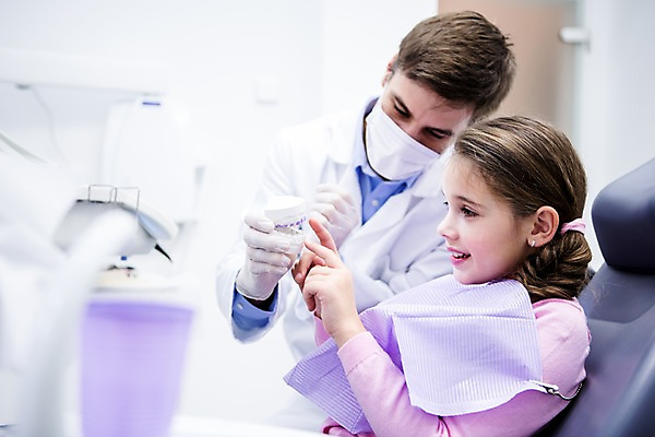 포토 JPG 백인 여자 남자 치과 마스크 들기 소녀 상반신 20대 성인 두명 앞모습 옆모습 유치원생 의사 관찰 치과의사 치아모형 치과진료 국내포토 서양인 어린이 뷰포인트 모션 병원 사람 청년 진료 의료진 치아 파일형식