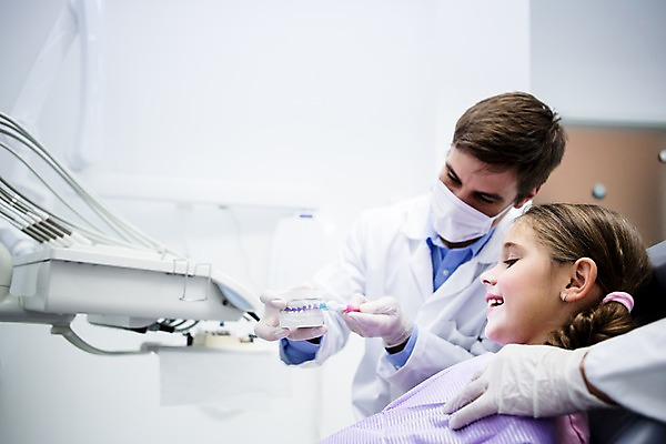 포토 JPG 백인 손 여자 남자 치과 마스크 들기 소녀 상반신 20대 성인 앞모습 옆모습 신체부위 세명 유치원생 양치 관찰 가르침 칫솔 치과의사 치아모형 치과진료 국내포토 서양인 교육 어린이 뷰포인트 모션 병원 사람 청년 위생용품 청결 진료 의사 치아 파일형식