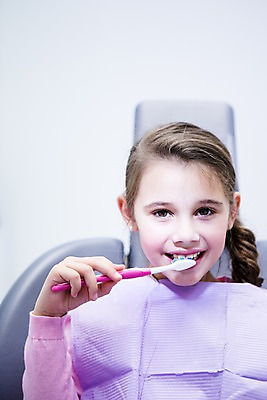 포토 JPG 백인 여자 치과 한명 들기 소녀 상반신 앞모습 유치원생 양치 칫솔 소녀한명만 국내포토 서양인 1 어린이 뷰포인트 모션 병원 사람 위생용품 청결 여자한명만 소녀만 파일형식