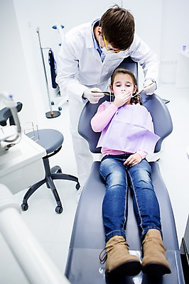 포토 JPG 전신 백인 여자 남자 고글 치과 마스크 소녀 상반신 20대 성인 두명 앞모습 치료 유치원생 환자 치과의사 입가림 치과진료 입막음 안경낌 국내포토 서양인 안경 어린이 뷰포인트 의학 병원 사람 청년 진료 의사 가림 파일형식