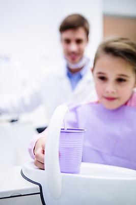 포토 JPG 백인 여자 남자 치과 소녀 상반신 20대 성인 두명 앞모습 아웃포커스 컵 유치원생 환자 치과의사 가글 국내포토 서양인 식기 어린이 뷰포인트 의학 촬영기법 병원 사람 청년 청결 의사 파일형식