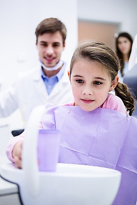 포토 JPG 백인 여자 남자 치과 소녀 상반신 20대 성인 앞모습 아웃포커스 컵 세명 유치원생 환자 치과의사 가글 국내포토 서양인 식기 어린이 뷰포인트 의학 촬영기법 병원 사람 청년 청결 의사 파일형식