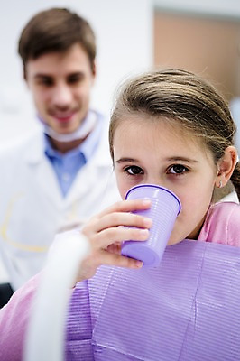 포토 JPG 백인 여자 남자 치과 소녀 상반신 20대 성인 두명 앞모습 아웃포커스 컵 유치원생 환자 치과의사 가글 국내포토 서양인 식기 어린이 뷰포인트 의학 촬영기법 병원 사람 청년 청결 의사 파일형식