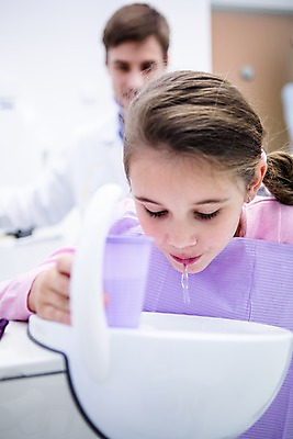 포토 JPG 백인 여자 남자 치과 소녀 상반신 20대 성인 두명 앞모습 아웃포커스 컵 유치원생 환자 치과의사 가글 국내포토 서양인 식기 어린이 뷰포인트 의학 촬영기법 병원 사람 청년 청결 의사 파일형식