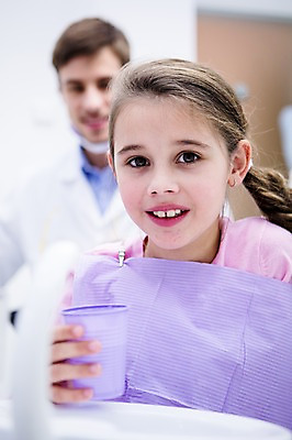 포토 JPG 백인 여자 남자 치과 소녀 상반신 20대 성인 두명 앞모습 아웃포커스 컵 유치원생 환자 치과의사 가글 국내포토 서양인 식기 어린이 뷰포인트 의학 촬영기법 병원 사람 청년 청결 의사 파일형식