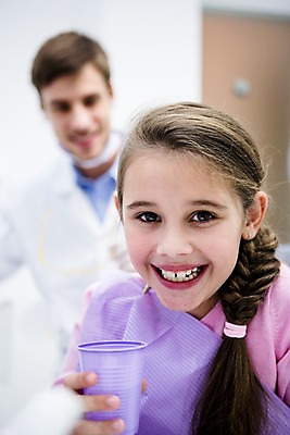 포토 JPG 백인 여자 남자 치과 미소 소녀 상반신 20대 성인 두명 앞모습 아웃포커스 컵 유치원생 환자 치과의사 가글 국내포토 서양인 식기 어린이 뷰포인트 의학 촬영기법 표정 병원 사람 청년 청결 의사 파일형식