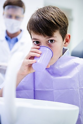 포토 JPG 백인 남자 초등학생 치과 소년 상반신 20대 성인 두명 앞모습 아웃포커스 10대 컵 환자 치과의사 가글 국내포토 서양인 학생 식기 어린이 뷰포인트 의학 청소년 촬영기법 병원 사람 청년 청결 의사 파일형식