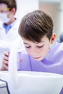 포토 JPG 백인 남자 초등학생 치과 소년 상반신 20대 성인 두명 앞모습 아웃포커스 10대 컵 환자 치과의사 가글 국내포토 서양인 학생 식기 어린이 뷰포인트 의학 청소년 촬영기법 병원 사람 청년 청결 의사 파일형식