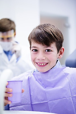 포토 JPG 백인 남자 초등학생 치과 미소 소년 상반신 20대 성인 두명 앞모습 아웃포커스 10대 컵 환자 치과의사 가글 국내포토 서양인 학생 식기 어린이 뷰포인트 의학 청소년 촬영기법 표정 병원 사람 청년 청결 의사 파일형식