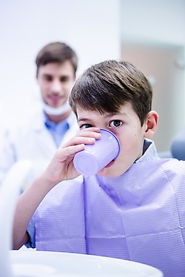 포토 JPG 백인 남자 초등학생 치과 소년 상반신 20대 성인 두명 앞모습 아웃포커스 10대 컵 환자 치과의사 가글 국내포토 서양인 학생 식기 어린이 뷰포인트 의학 청소년 촬영기법 병원 사람 청년 청결 의사 파일형식