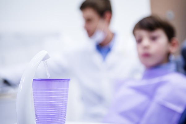 포토 JPG 백인 남자 초등학생 치과 소년 상반신 20대 성인 두명 앞모습 옆모습 아웃포커스 10대 컵 환자 치과의사 가글 국내포토 서양인 학생 식기 어린이 뷰포인트 의학 청소년 촬영기법 병원 사람 청년 청결 의사 파일형식