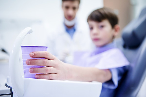 포토 JPG 백인 손 남자 초등학생 치과 소년 상반신 20대 성인 두명 옆모습 아웃포커스 10대 컵 환자 잡기 치과의사 가글 국내포토 서양인 학생 식기 어린이 뷰포인트 의학 모션 청소년 촬영기법 병원 사람 청년 신체부위 청결 의사 파일형식