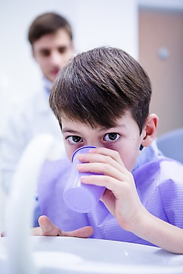 포토 JPG 백인 남자 초등학생 치과 소년 상반신 20대 성인 두명 앞모습 아웃포커스 10대 컵 환자 치과의사 가글 국내포토 서양인 학생 식기 어린이 뷰포인트 의학 청소년 촬영기법 병원 사람 청년 청결 의사 파일형식