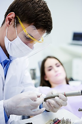 포토 JPG 백인 여자 남자 고글 치과 마스크 상반신 20대 성인 두명 아웃포커스 환자 치과의사 치과용품 교체 청년만 성인만 안경낌 국내포토 서양인 안경 의학 촬영기법 병원 사람 청년 의사 의료용품 파일형식