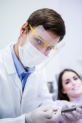 포토 JPG 백인 여자 남자 고글 치과 마스크 상반신 20대 성인 두명 아웃포커스 환자 치과의사 치과용품 교체 청년만 성인만 안경낌 국내포토 서양인 안경 의학 촬영기법 병원 사람 청년 의사 의료용품 파일형식