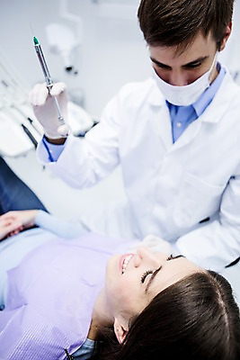 포토 JPG 백인 여자 남자 치과 주사기 마스크 들기 상반신 20대 성인 두명 앞모습 옆모습 치료 눕기 의사 치과의사 치과진료 마취 청년만 성인만 국내포토 서양인 뷰포인트 의학 의료기기 모션 병원 사람 청년 진료 의료진 파일형식