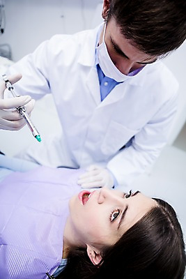 포토 JPG 백인 여자 남자 치과 주사기 마스크 들기 상반신 20대 성인 두명 앞모습 옆모습 치료 눕기 의사 치과의사 치과진료 마취 청년만 성인만 국내포토 서양인 뷰포인트 의학 의료기기 모션 병원 사람 청년 진료 의료진 파일형식