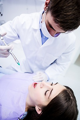 포토 JPG 백인 여자 남자 치과 주사기 마스크 들기 상반신 20대 성인 두명 앞모습 옆모습 치료 눕기 의사 치과의사 치과진료 마취 청년만 성인만 국내포토 서양인 뷰포인트 의학 의료기기 모션 병원 사람 청년 진료 의료진 파일형식