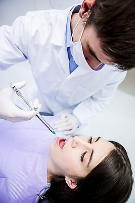 포토 JPG 백인 여자 남자 치과 주사기 마스크 들기 상반신 20대 성인 두명 앞모습 옆모습 치료 눕기 의사 치과의사 치과진료 마취 청년만 성인만 국내포토 서양인 뷰포인트 의학 의료기기 모션 병원 사람 청년 진료 의료진 파일형식