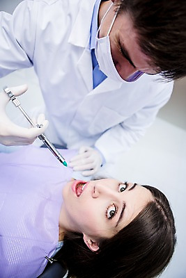 포토 JPG 백인 여자 남자 치과 주사기 마스크 들기 상반신 20대 성인 두명 앞모습 옆모습 치료 눕기 의사 치과의사 치과진료 마취 청년만 성인만 국내포토 서양인 뷰포인트 의학 의료기기 모션 병원 사람 청년 진료 의료진 파일형식