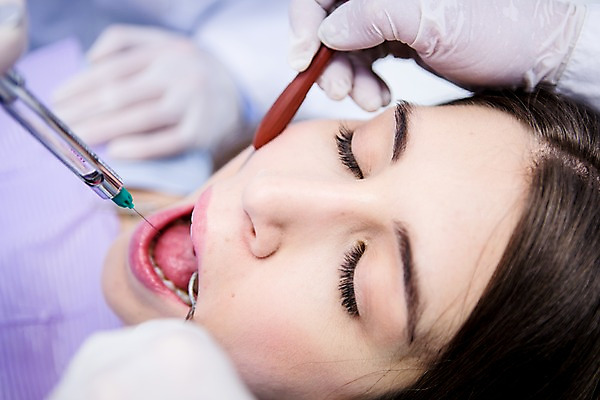 포토 JPG 백인 손 여자 치과 주사기 들기 상반신 20대 성인 신체부위 치료 세명 치과진료 마취 국내포토 서양인 의학 의료기기 모션 병원 사람 청년 진료 파일형식