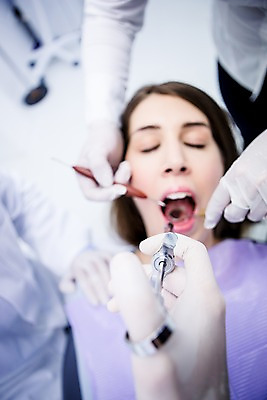 포토 JPG 백인 손 여자 치과 주사기 들기 상반신 20대 성인 신체부위 치료 세명 치과진료 마취 국내포토 서양인 의학 의료기기 모션 병원 사람 청년 진료 파일형식