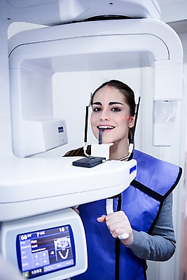 포토 JPG 백인 여자 치과 한명 상반신 20대 성인 앞모습 환자 물기 청년여자한명만 성인여자한명만 CT촬영 국내포토 서양인 1 뷰포인트 의학 의료기기 모션 병원 사람 청년 여자한명만 성인여자만 청년여자만 파일형식