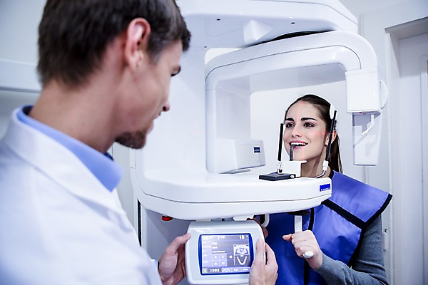 포토 JPG 백인 여자 남자 치과 상반신 20대 성인 두명 앞모습 옆모습 의사 물기 치과의사 청년만 성인만 CT촬영 국내포토 서양인 뷰포인트 의료기기 모션 병원 사람 청년 의료진 파일형식