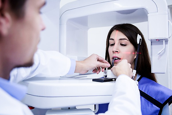 포토 JPG 백인 여자 남자 치과 상반신 20대 성인 두명 앞모습 옆모습 의사 물기 치과의사 청년만 성인만 CT촬영 국내포토 서양인 뷰포인트 의료기기 모션 병원 사람 청년 의료진 파일형식